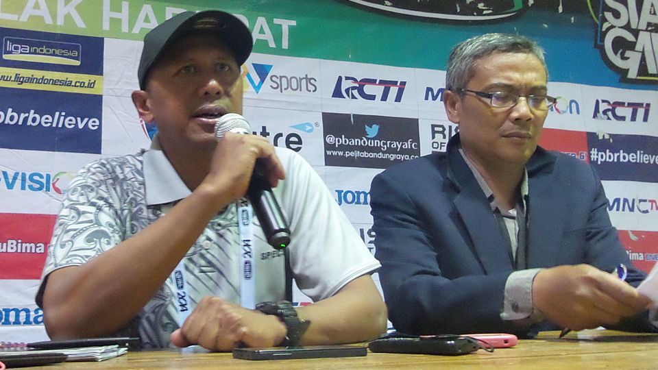 Rahmad Darmawan saat melakukan jumpa pers. Pelatih Persebaya Surabaya Rahmad Darmawan, Rabu (23/10/14), meyakini tim Bajul Ijo --sebutan Persebaya-- masih berpeluang lolos ke semifinal Liga Super (ISL 2014). Copyright: &copy; Muhammad Ginanjar/INDOSPORT